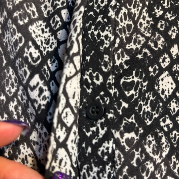 Apt. 9 Monochrome Patterned Blouse Large Animal Print Black White Button-Up Top - Picture 16 of 16
